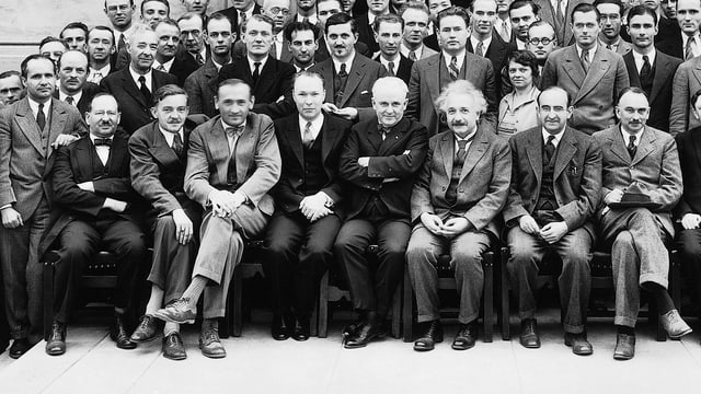 Schwarzweisses Gruppenbild mit vielen Männern. Schwarzweisses Gruppenbild mit vielen Männern.