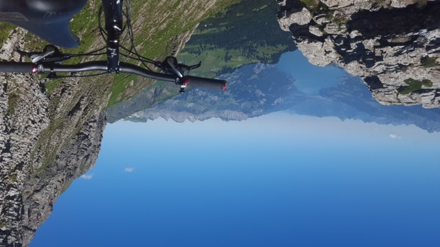 Blick auf den Walensee über einen Bikelenker. Blick auf den Walensee über einen Bikelenker.