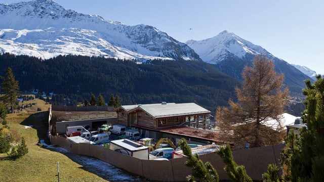 Panoramabild eines grossen Holzchalets. Im Hintergrund sieht man schneebedeckte Berge. Panoramabild eines grossen Holzchalets. Im Hintergrund sieht man schneebedeckte Berge.
