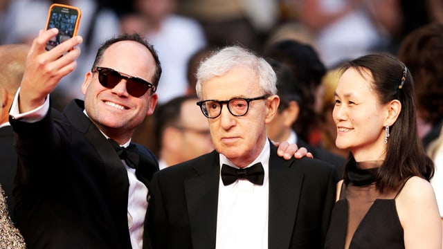 Mann schiesst Selfie von sich mit Woody Allen und dessen Frau Mann schiesst Selfie von sich mit Woody Allen und dessen Frau