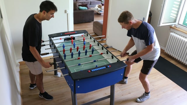 zwei junge Männer am Töggelikasten zwei junge Männer am Töggelikasten