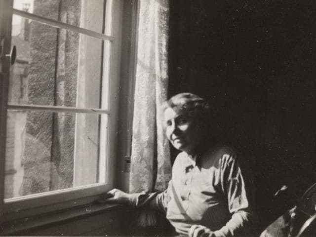 Alte Frau in Zimmer am Fenster sitzend. Alte Frau in Zimmer am Fenster sitzend.