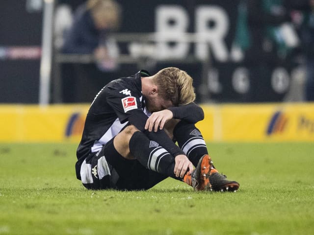 Nico Elvedi sitzt am Boden. Nico Elvedi sitzt am Boden.