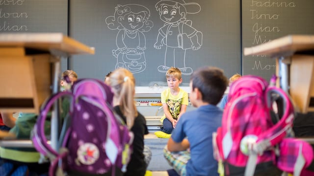 Kinder im Schulzimmer Kinder im Schulzimmer