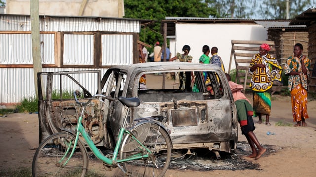 Ausgebranntes Auto auf einem afrikanischen Dorfplatz. Ausgebranntes Auto auf einem afrikanischen Dorfplatz.