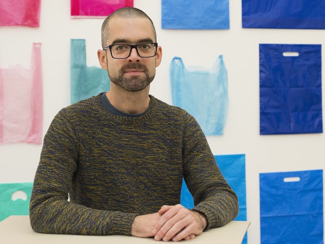Kurator Christian Hörack vor einer Wand mit Plastiktüten. Kurator Christian Hörack vor einer Wand mit Plastiktüten.