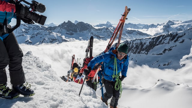 Bergführer David Fasel führt die Gruppe auf die Rosablanche Bergführer David Fasel führt die Gruppe auf die Rosablanche