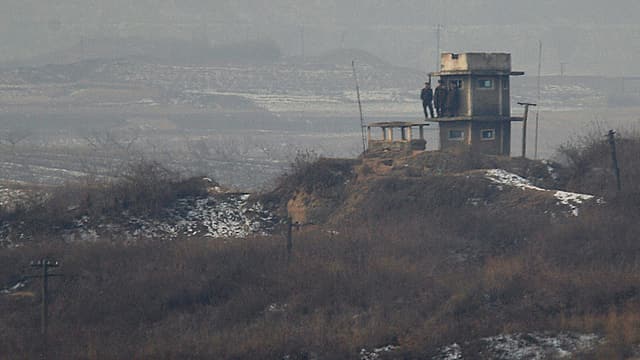 Nordkoreanische Soldaten bewachen die Grenze zu Südkorea. Nordkoreanische Soldaten bewachen die Grenze zu Südkorea.