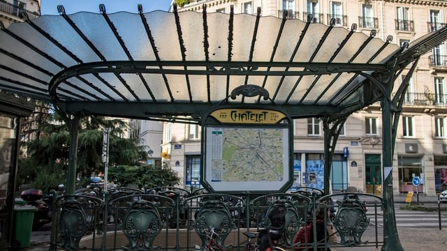 U-Bahn-Haltestelle Châtelet von aussen. U-Bahn-Haltestelle Châtelet von aussen.