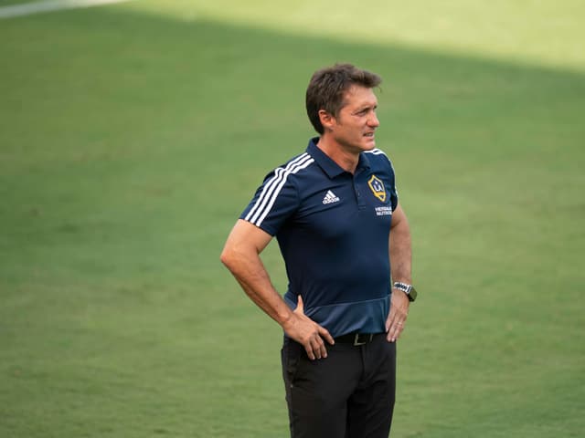 Guillermo Barros Schelotto stützt seine Hände in die Hüfte. Guillermo Barros Schelotto stützt seine Hände in die Hüfte.