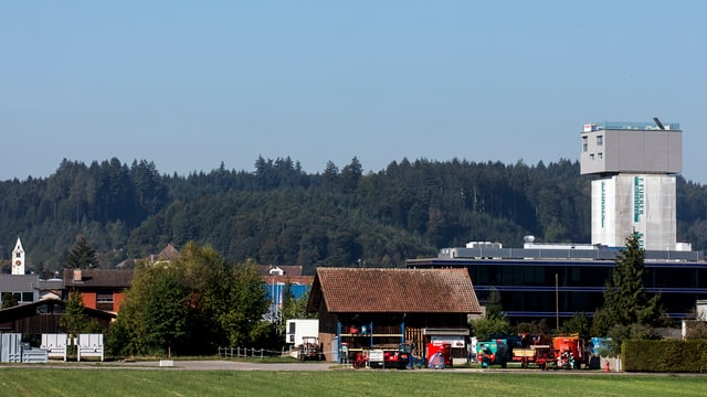 Das Haus trohnt nun über dem Dorf Wikon im Kanton Luzern in einer Höhe von 28 Metern. Das Haus trohnt nun über dem Dorf Wikon im Kanton Luzern in einer Höhe von 28 Metern.