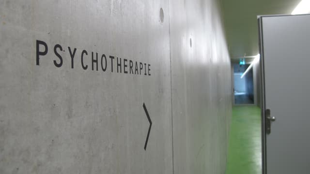 Betonmauer in einem Gefängnis mit der Aufschrift Psychotherapie Betonmauer in einem Gefängnis mit der Aufschrift Psychotherapie