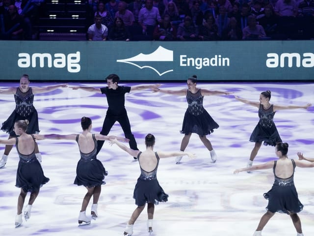 Die Eiskunstläuferinnen und -läufer verzaubern das Publikum mit einem wunderbaren Show-Programm.