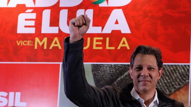 Haddad mit erhobener Faust. Haddad mit erhobener Faust.