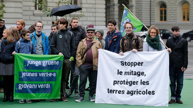 Initianten und Unterstützer mit einem Plakat für die Zersiedelungsinitiative Initianten und Unterstützer mit einem Plakat für die Zersiedelungsinitiative
