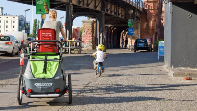 blaues schild mit frau und kind fahrrad