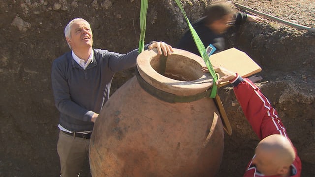 Der Winzer und seine Helfer bei der «Bergung» der georgischen Amphoren aus der Erde. Der Winzer und seine Helfer bei der «Bergung» der georgischen Amphoren aus der Erde.
