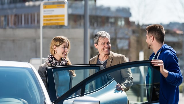 Leute steigen in Auto ein. Leute steigen in Auto ein.
