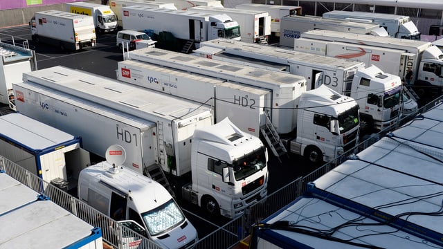 20 Lastwagen stehen im Letzigrund als Reporterwagen bereit. 20 Lastwagen stehen im Letzigrund als Reporterwagen bereit.