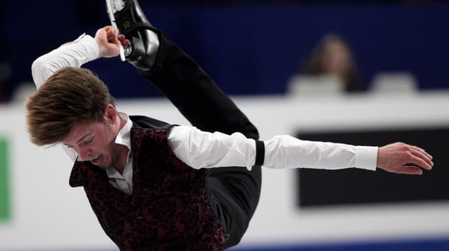 Stéphane Walker zeigt die Biellmann-Pirouette. Stéphane Walker zeigt die Biellmann-Pirouette.