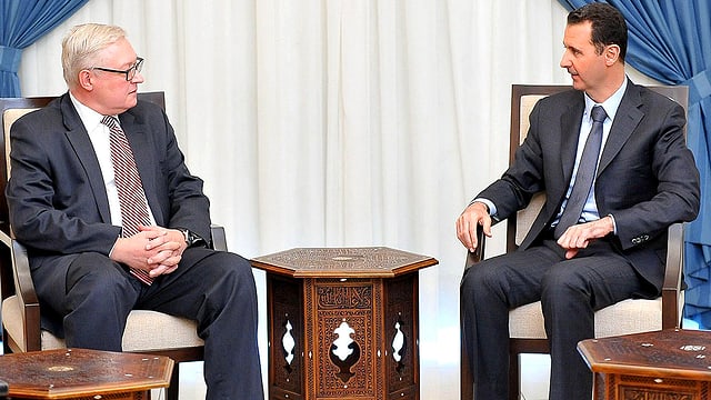 Russlands Vize-Aussenminister und der Präsident von Syrien im Gespräch. Russlands Vize-Aussenminister und der Präsident von Syrien im Gespräch.