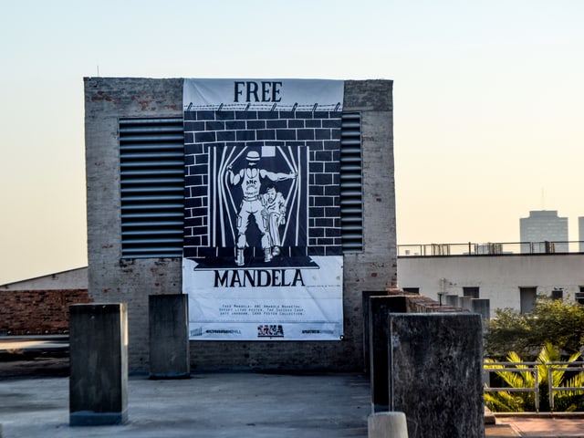 Poster, auf dem «Free Mandela» geschrieben steht. Poster, auf dem «Free Mandela» geschrieben steht.