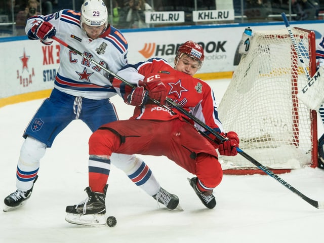 ZSKA-Flügelstürmer Kirill Kaprisow und St. Petersburgs Ilja Kablukow im KHL-Playoff-Final. ZSKA-Flügelstürmer Kirill Kaprisow und St. Petersburgs Ilja Kablukow im KHL-Playoff-Final.