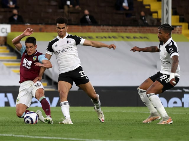 Fulhams Antonee Robinson kann Ashley Westwood nicht am Torerfolg für Burnley hindern. Fulhams Antonee Robinson kann Ashley Westwood nicht am Torerfolg für Burnley hindern.
