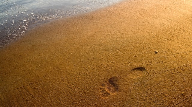 ein Fussabdruck im Sand ein Fussabdruck im Sand