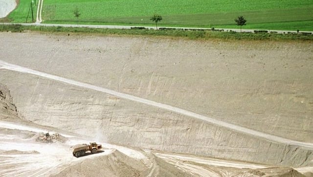 Kiesgrube mit Lastwagen. Kiesgrube mit Lastwagen.