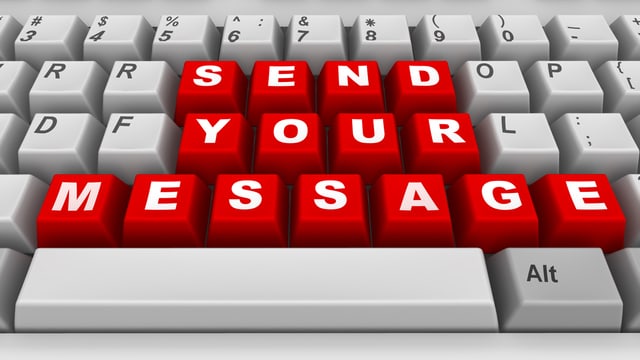 Auf einer Computertastatur steht «Send your message».