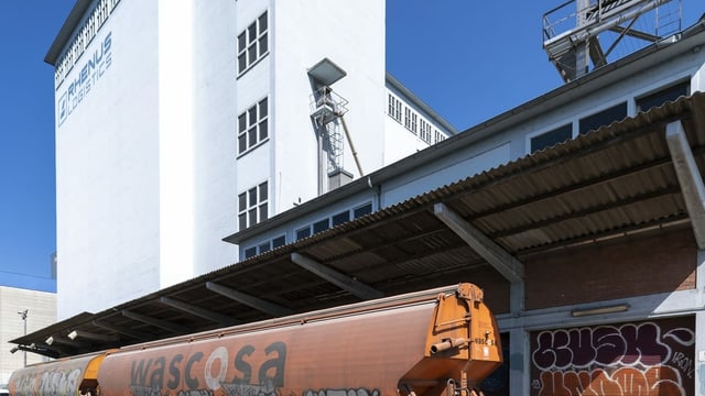 Die Laderampe vor dem Silo 2 der Firma Rhenus Logistics mit dem Pflichtlager für Getreide in Basel. Die Laderampe vor dem Silo 2 der Firma Rhenus Logistics mit dem Pflichtlager für Getreide in Basel.