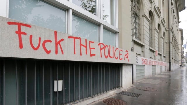 Mit "Fuck the Police" besprayte Häuserwand an der Bundesgasse in Bern. Mit "Fuck the Police" besprayte Häuserwand an der Bundesgasse in Bern.
