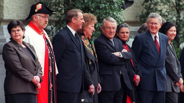 ruth Dreifuss (links), Adolf Ogi (3. von links), Arnold Koller (5. von links) und Kaspar Villiger (7. von links) ruth Dreifuss (links), Adolf Ogi (3. von links), Arnold Koller (5. von links) und Kaspar Villiger (7. von links)