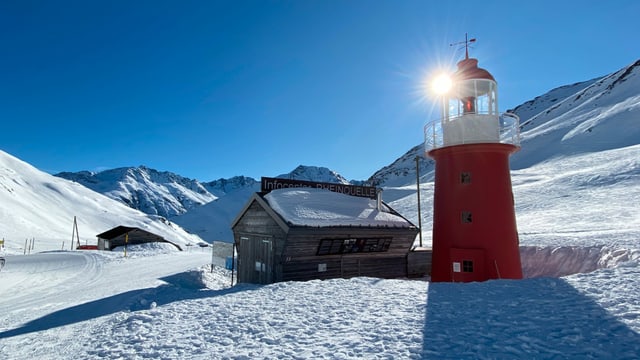 Viel Schnee und stahlblauer Himmel am Oberalppass. Viel Schnee und stahlblauer Himmel am Oberalppass.