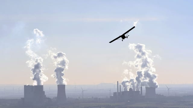 Eine von einem Zeppelin NT aus der Luft gemachte Aufnahme zeigt ein Ultraleicht-Flugzeug. Eine von einem Zeppelin NT aus der Luft gemachte Aufnahme zeigt ein Ultraleicht-Flugzeug.