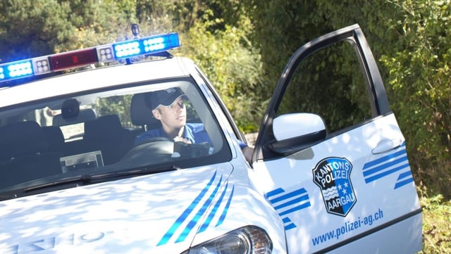 Polizeiauto hält im Wald, ein Polizist steigt aus. Polizeiauto hält im Wald, ein Polizist steigt aus.