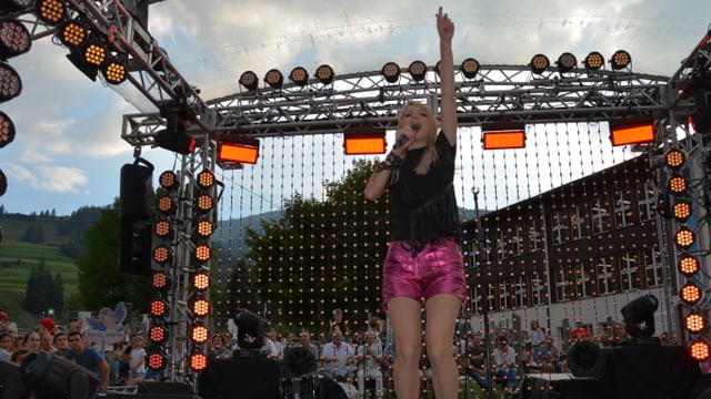 Melissa Naschenweng probt ihren Auftritt mit dem Medley «Waldboarisch/Die ganze Nacht».