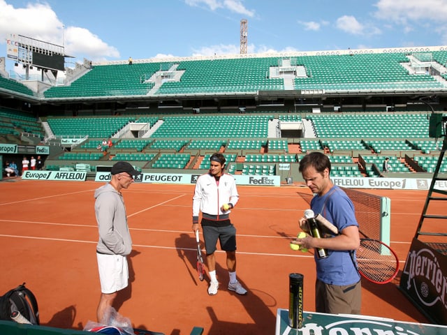 Roger Federer mit seinem Konditionstrainer Pierre Paganini (links) und Coach Severin Lüthi. Roger Federer mit seinem Konditionstrainer Pierre Paganini (links) und Coach Severin Lüthi.