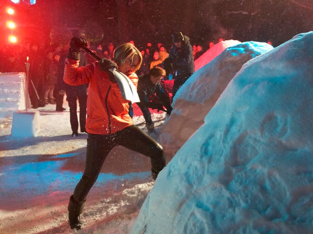 Sonja Hasler mit Schaufel