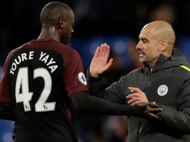 Nach dem Spiel klatschte Guardiola bei seinen Matchwinner ab. Nach dem Spiel klatschte Guardiola bei seinen Matchwinner ab.