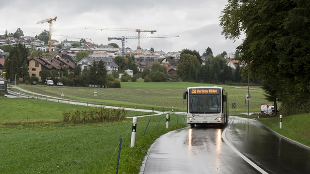 Bus fährt auf einer Hauptstrasse bei Oberwil-Lieli im Regen. Bus fährt auf einer Hauptstrasse bei Oberwil-Lieli im Regen.