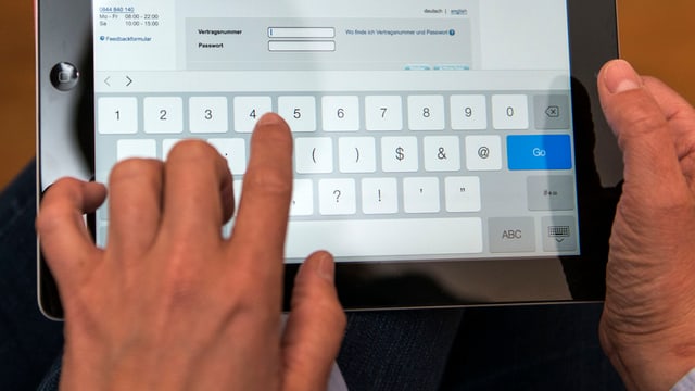 Mann an Ipad. Mann an Ipad.