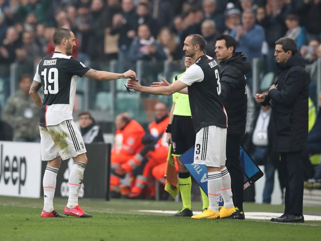 Bonucci überreicht Chiellini an der Seitenlinie die Captainbinde.