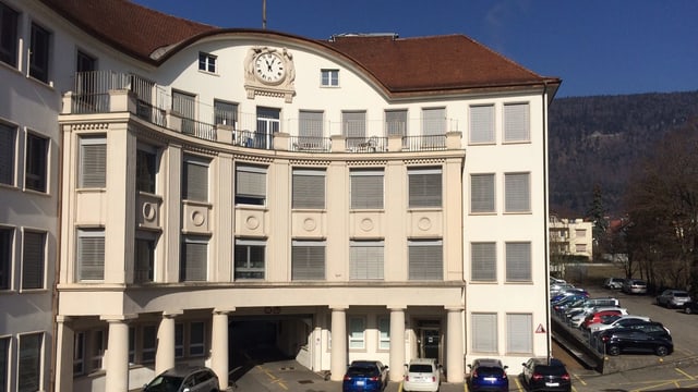 Steinernes Fabrikgebäude mit Säulen und Uhr. Steinernes Fabrikgebäude mit Säulen und Uhr.