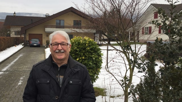 Mann vor Einfamilienhaus Mann vor Einfamilienhaus