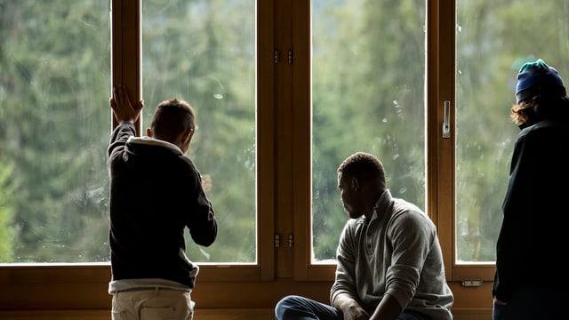 Männer vor Fenster. Männer vor Fenster.