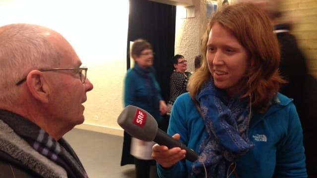 Redaktorin Christiane Büchli mit Mikrofon. Redaktorin Christiane Büchli mit Mikrofon.