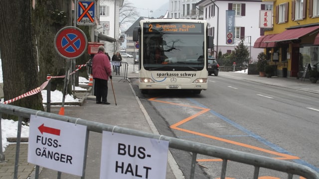 Dank der verlegten Bushaltestelle soll der Verkehr fliessender durch Ingenbohl-Brunnen rollen.