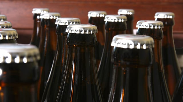 Kronkorken bei Bierflaschen. Kronkorken bei Bierflaschen.
